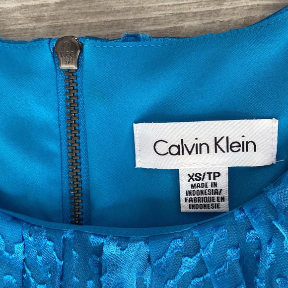 Turquoise Satin Top with SEXY back zipper, Lined, great condition - Picture 6 of 7